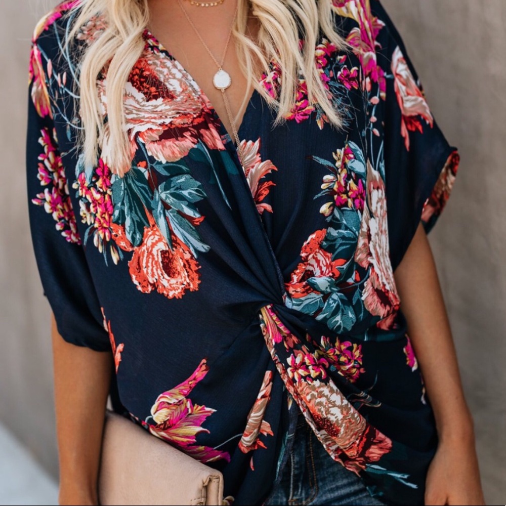 👑Best seller 👑Cross your mind knot floral top - Picture 2 of 6